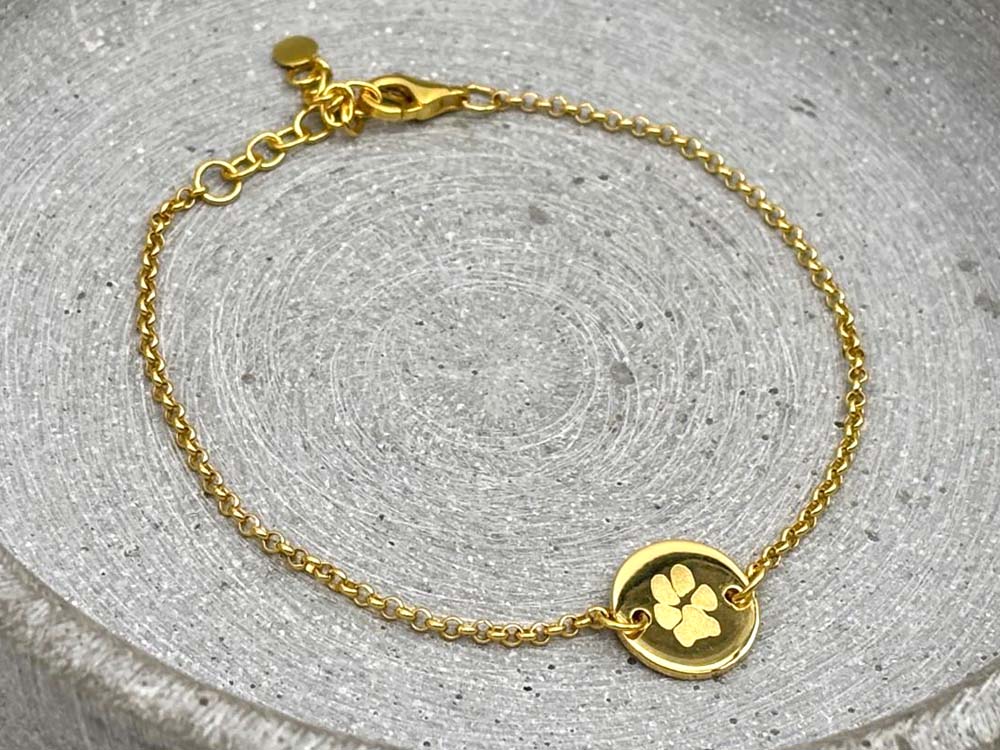 Goldenes Gravurarmband mit Pfotengravur