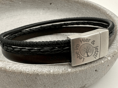 Lebe im Hier und Jetzt als Affirmation auf einem Armband als Gravur