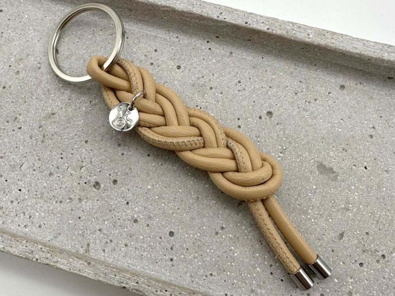 Schlüsselanhänger aus Leder beige, Nappaleder geflochten