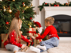 Schmuck für Kinder unterm Weihnachtsbaum