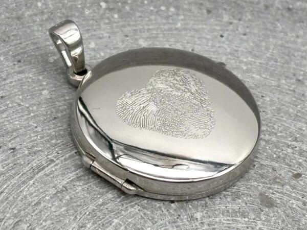 rundes Medaillon mit Fingerabdruck Hert