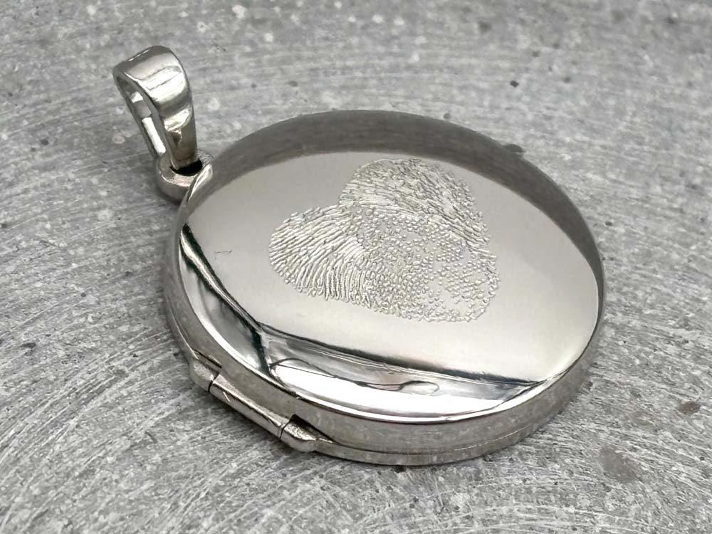 rundes Medaillon mit Fingerabdruck Hert