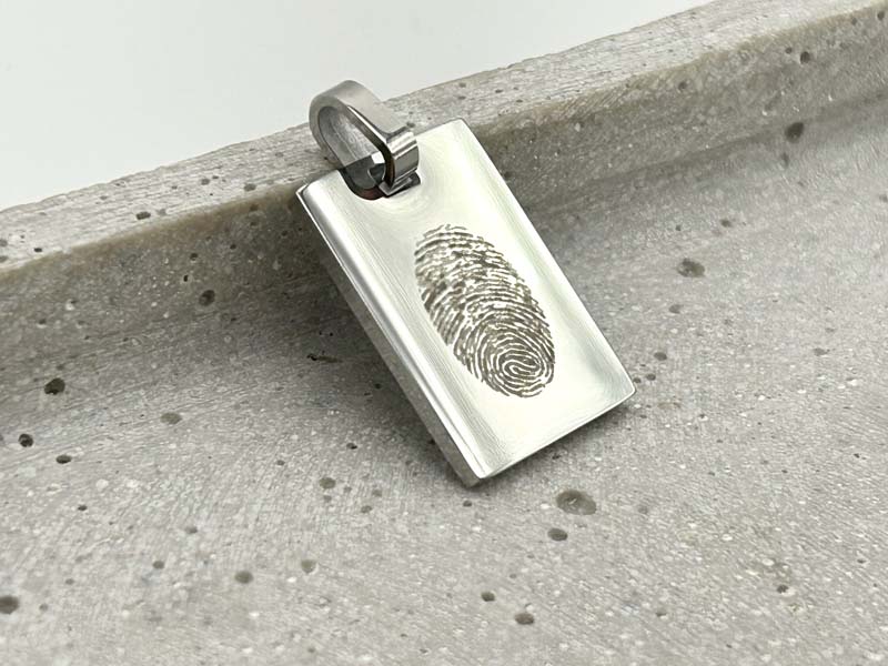 Eckiger Anhänger mit Fingerabdruck Gravur