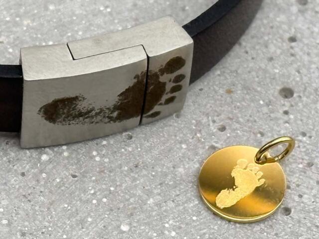 Fußabdruckgravur auf einem Schmuckstück