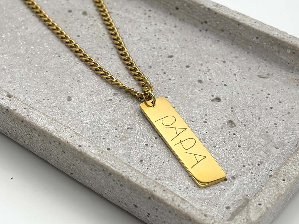 Goldfarbene Herrenkette mit Gravur und Plakette