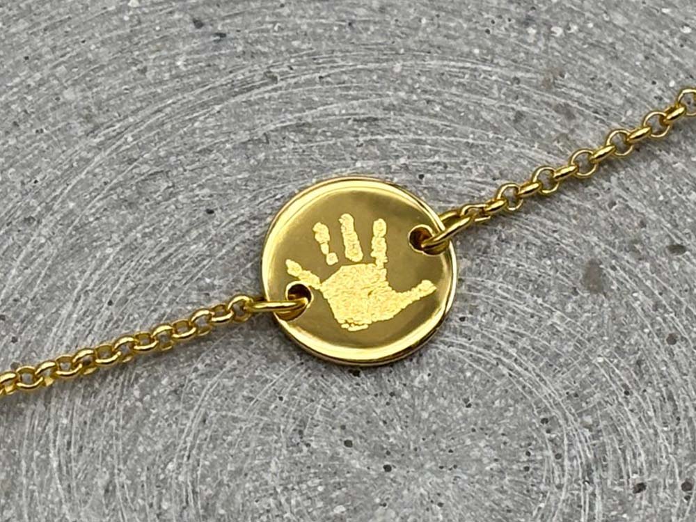 Handabdruck auf einem Plättchen Armband Gold