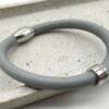 Nappaleder armband für Damen mit Gravur Ring Hellgrau