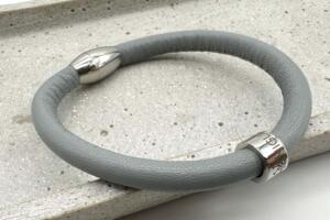 Nappaleder armband für Damen mit Gravur Ring Hellgrau