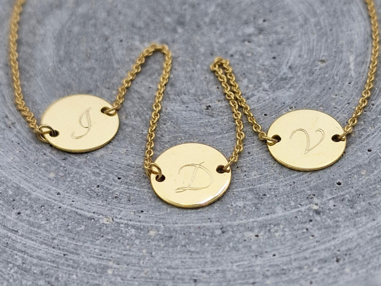 Echt goldenes Armband mit drei Plättchen, Familienarmband Gold, Namensarmband Gold, Gravuren Familie