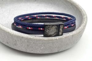 Fingerabdruck auf einem Lederarmband