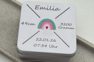 Geburtsdose mit Daten der Geburt, Regenbogen von Hand gemalt (2)