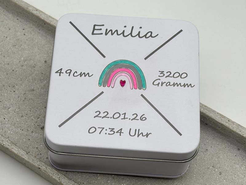 Geburtsdose mit Daten der Geburt, Regenbogen von Hand gemalt (2)