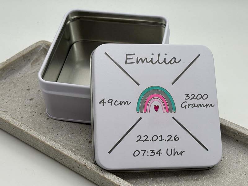 Geburtsdose mit Daten der Geburt, Regenbogen von Hand gemalt