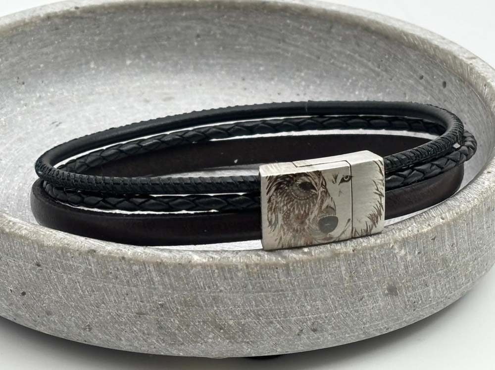 Lederarmband mit Fotogravur auf dem Verschluss