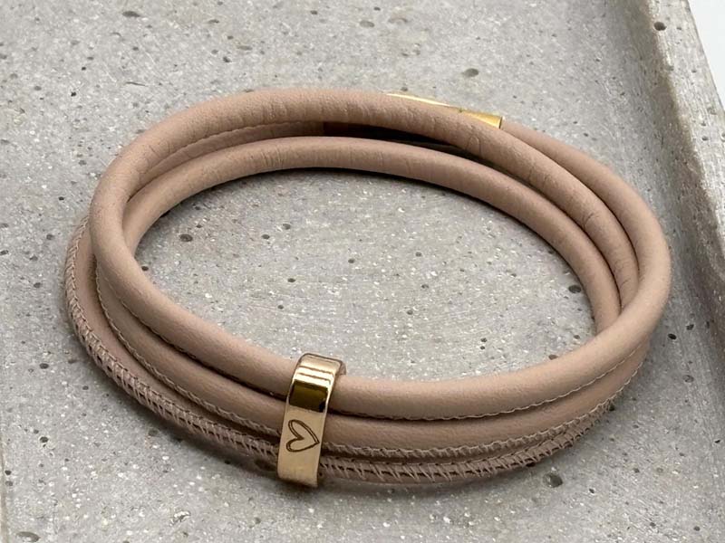 Personalisiertes Lederarmband Damen für Ihre Meilensteine, Puder