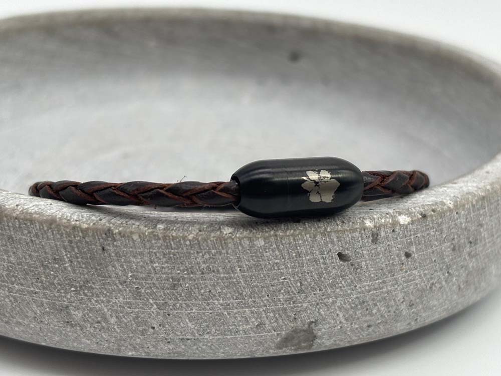 Schmales Armband mit Pfotengravur auf dem Verschluss