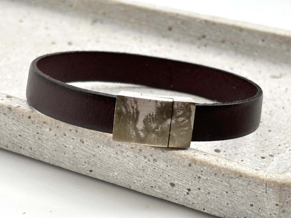 Lederarmband mit Fotogravur auf dem Verschluss