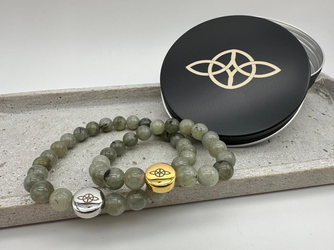 Edelstein Armband mit dem Symbol für ewige Liebe