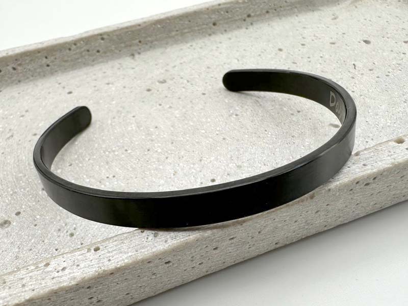 Arm Cuff Schwarz aus Chirurgenstahl individuell gravierbar