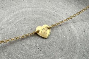 Herzarmband aus Silber vergoldet mit Pfotengravur
