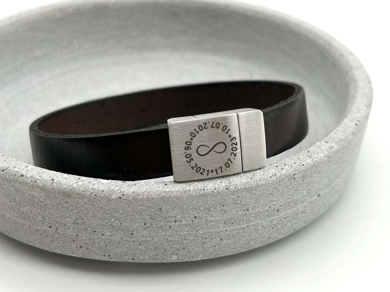 Individuelle Gravur auf einem Verschluss, Lederarmband