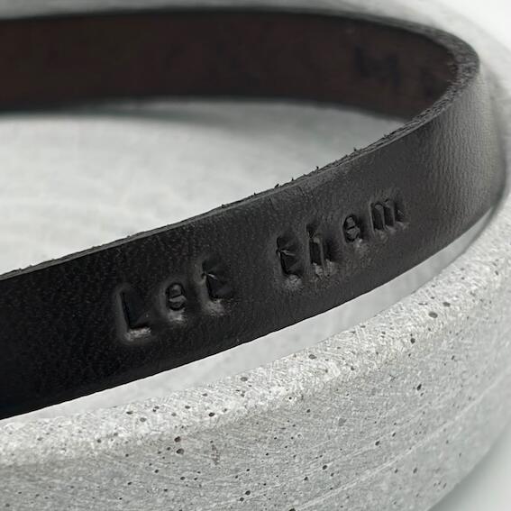 Let Them Reminder für mehr Gelassenheit als Gravur auf einem Armband