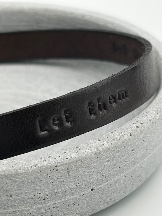 Let Them Reminder für mehr Gelassenheit als Gravur auf einem Armband