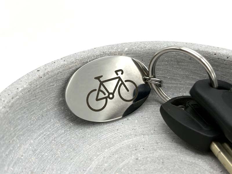 Ovaler Schlüsselanhänger mit individueller Gravur, Fahrrad Gravur