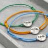 Schiebeknotenarband mit Gravurplättchen viele Farben, Silber oder Gold