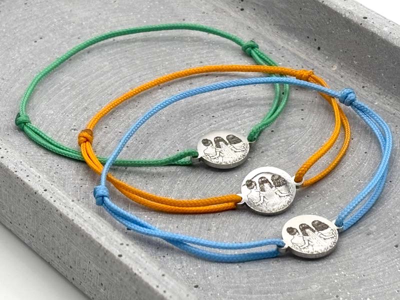 Schiebeknotenarband mit Gravurplättchen viele Farben, Silber oder Gold