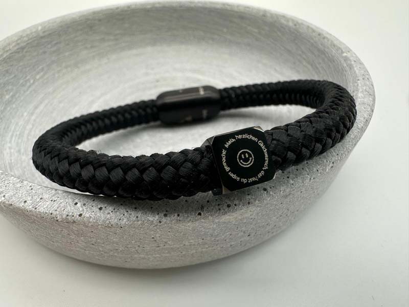 Segeltauarmband mit Gravvurwürfel