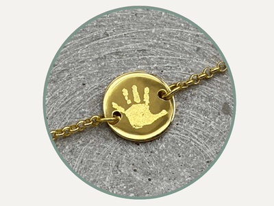 Hand auf Schmuck