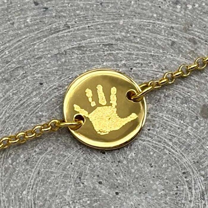 Handabdruck auf einem Plättchen Armband Gold