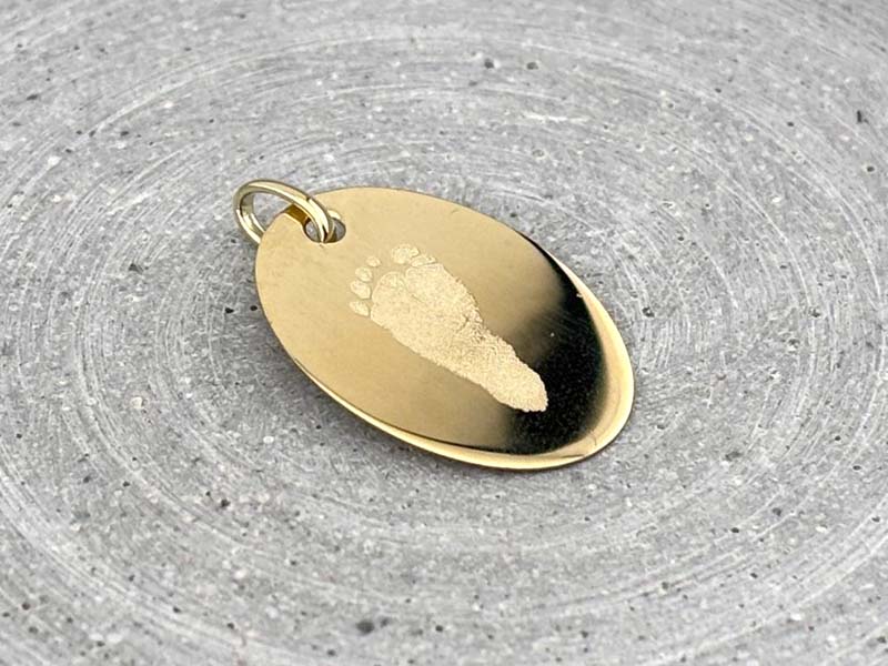 Echt goldener ovaler Anhänger mit Fußabdruck Gravur