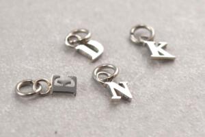 Buchstabe klein aus Edelstahl für Kette
