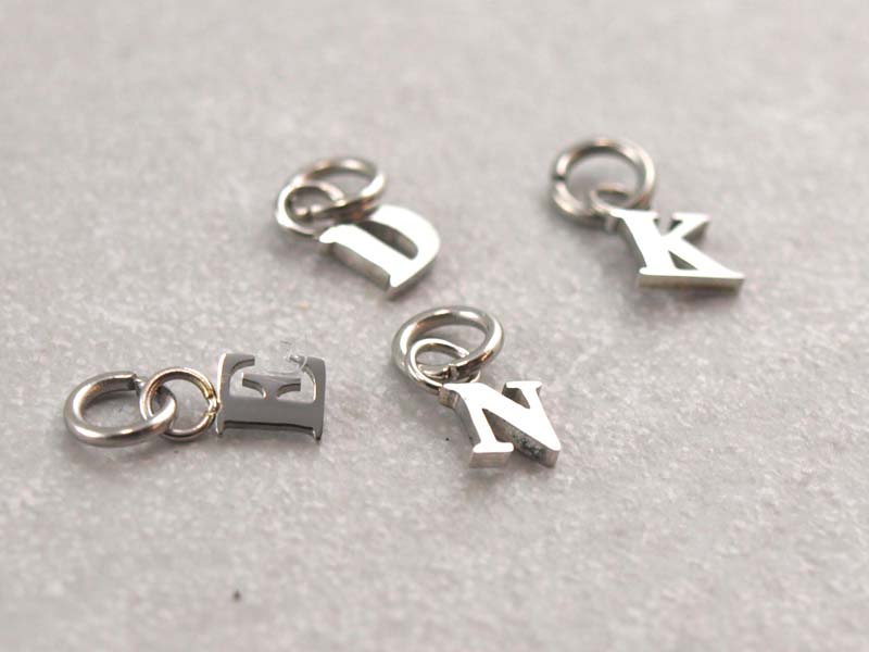 Buchstabe klein aus Edelstahl für Kette