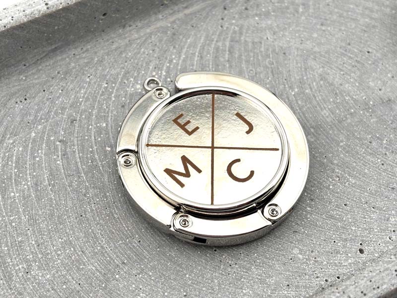 Taschenhalter rund mit individueller Gravur, Kreuzgravur