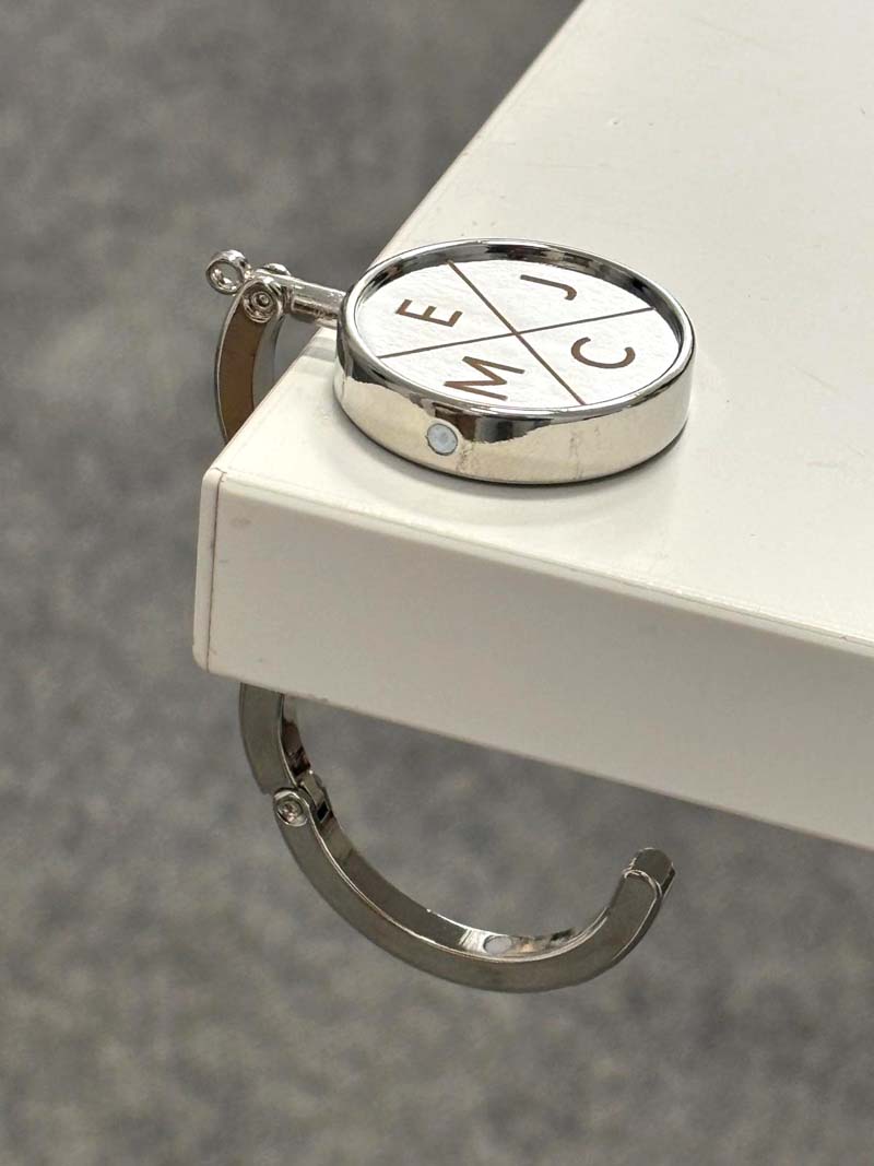 Taschenhalter rund mit individueller Gravur, am Tisch